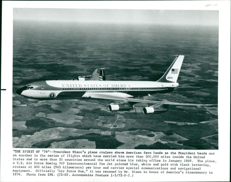 president nixon's plane (presidential plane) - Vintage Photograph