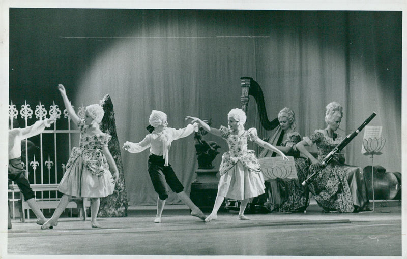 1959 PROGRAM DAGBLADETS UMNON FALKS BAGLADET BALLET SVENSKA SCHOOL TRANS STUDEN - Vintage Photograph