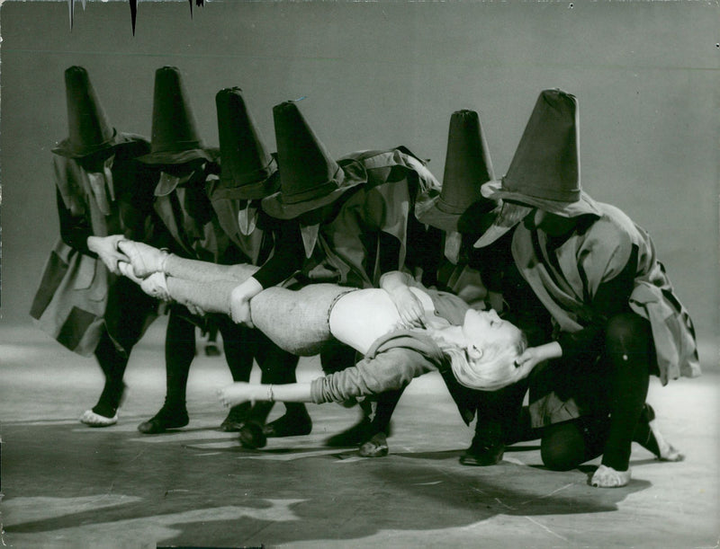 1961 SROVIT WIRENS BIRGIT PISA MANS AUDIENCE BEAUTIFUL ANDERSSON BALLET PRIX - Vintage Photograph