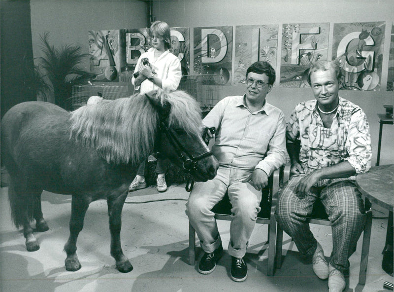 Olle Lindström och programchef Owe Sandström i "Animal Plug" - Vintage Photograph