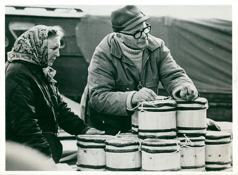 1977 MOTOV PEOPLE USED SWEDIONS STONES MARKET STOCKH - Vintage Photograph