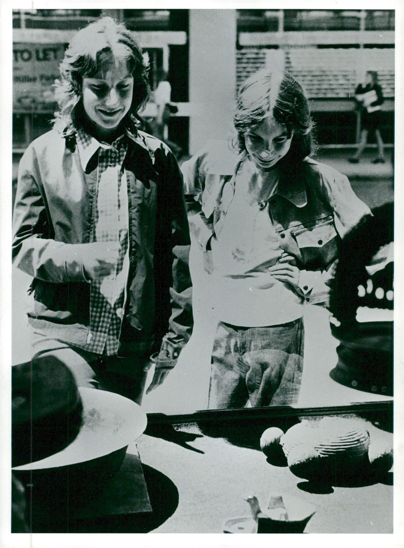 Linda Howard och Patrick Murray i "Terracotta Horse" - Vintage Photograph