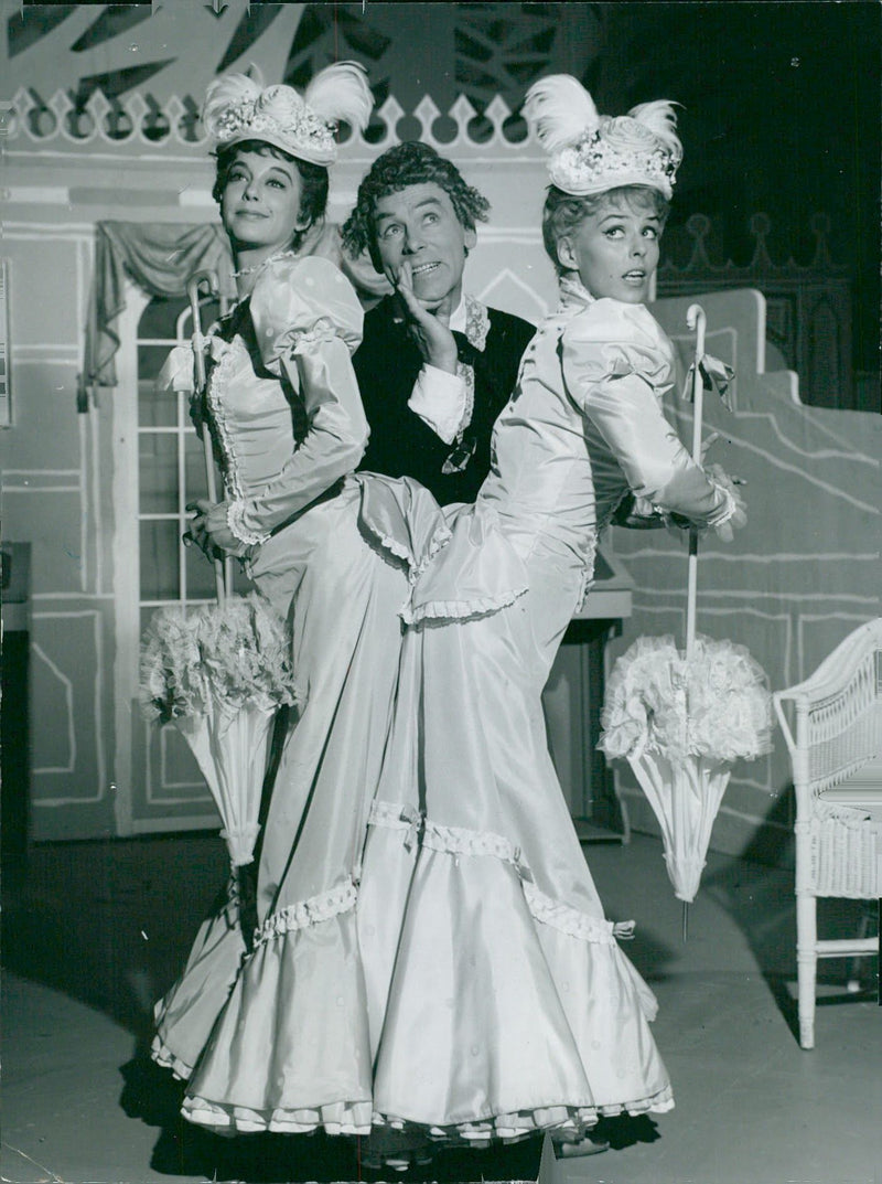 Elsa Prawitz, Nils Poppe och Yvonne Lombard i "Här dansar Charleys moster" - Vintage Photograph