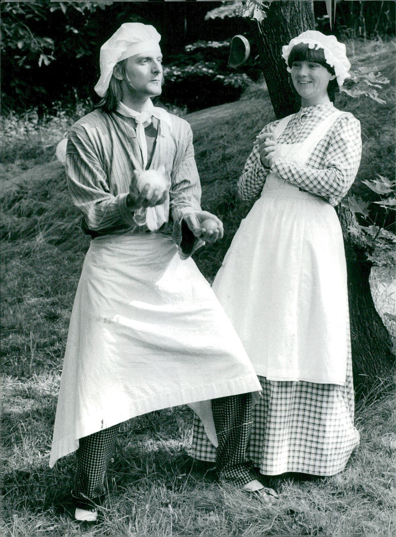 Teater på Garverigården Skansen. Rolf Eberg och Eva Bäckman i "Politisk kock" - Vintage Photograph