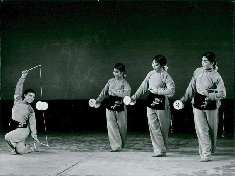 Gästspel på Circus Beijing (The China Acrobatic Art Troupe) på Stockholms stadsteater - Vintage Photograph