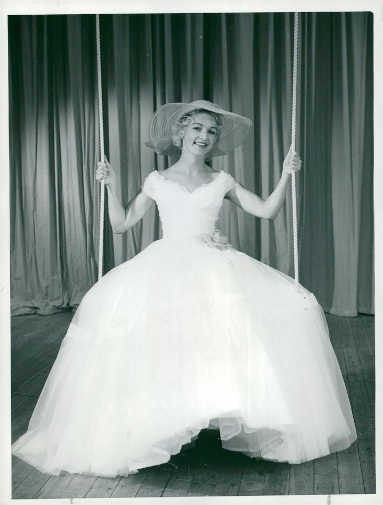 Marianne Andersson in the Vanadisteater's musicalrevy "Hello". - Vintage Photograph