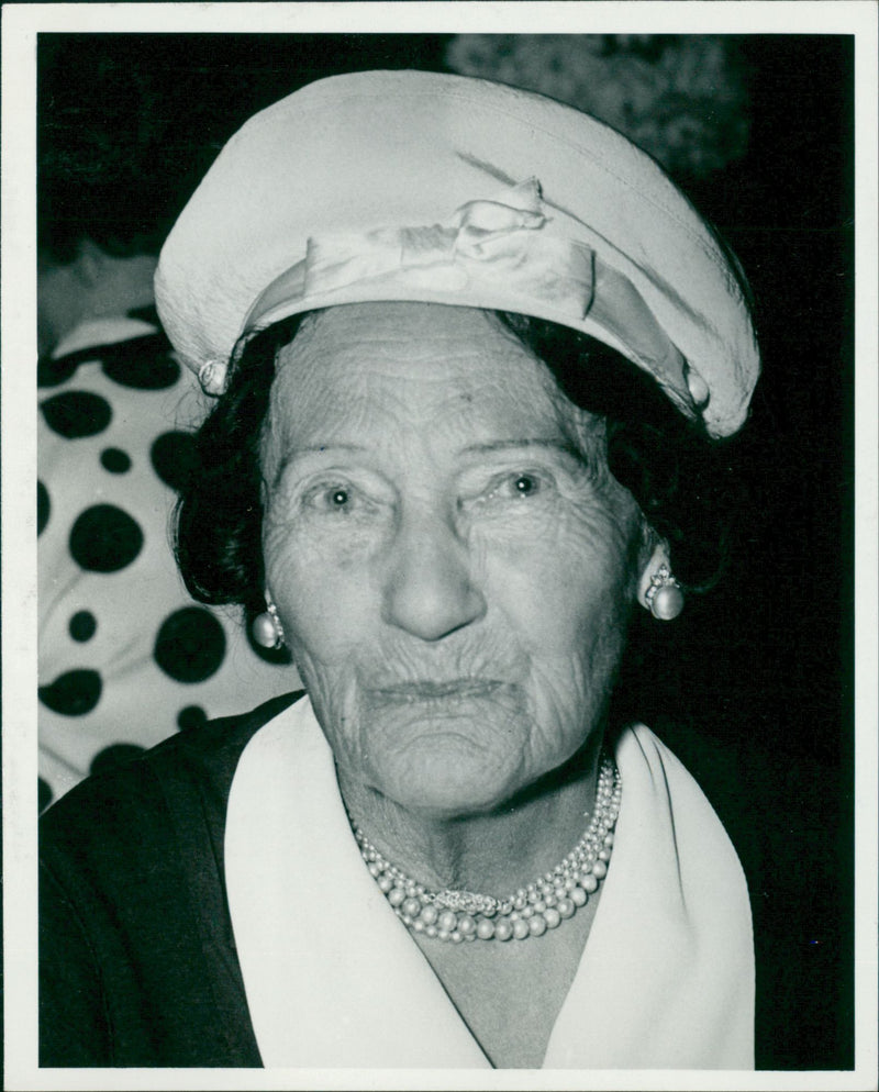 lady violet Munnings - Vintage Photograph