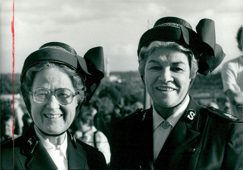 1987 ANNA COMMENDOR LARS HANNEVIK AUNTIA DAIBADE EURA FRONDEN ENGLISH - Vintage Photograph