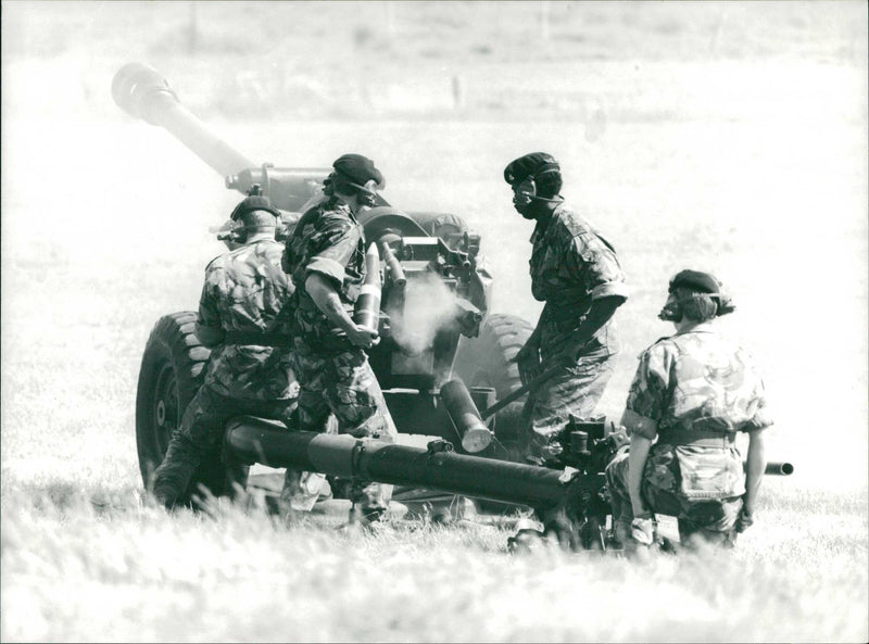 Field Gun: 105 Light Gun. - Vintage Photograph