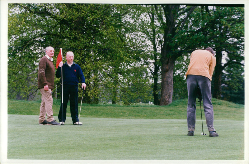 MAnners on the golf. - Vintage Photograph