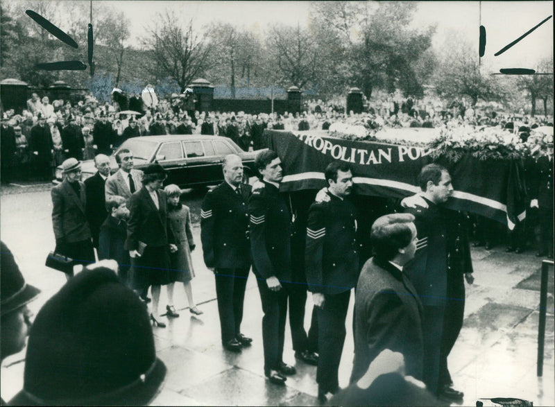 Following the coffin of her murdered husband - Vintage Photograph