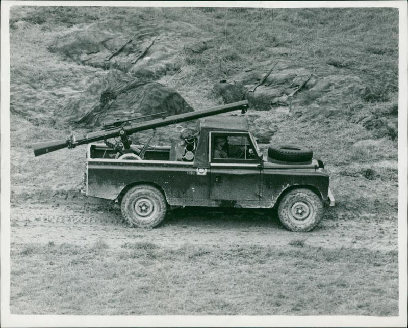 School of infantry demontration at warminster. - Vintage Photograph