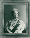 queen elizabeth by Richard Stone British painter - Vintage Photograph