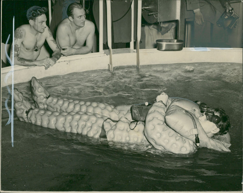 Demonstrations in the tank a triange wearing his inflated suit - Vintage Photograph