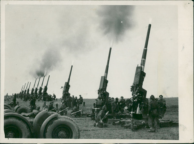 The twenty-four guns. - Vintage Photograph