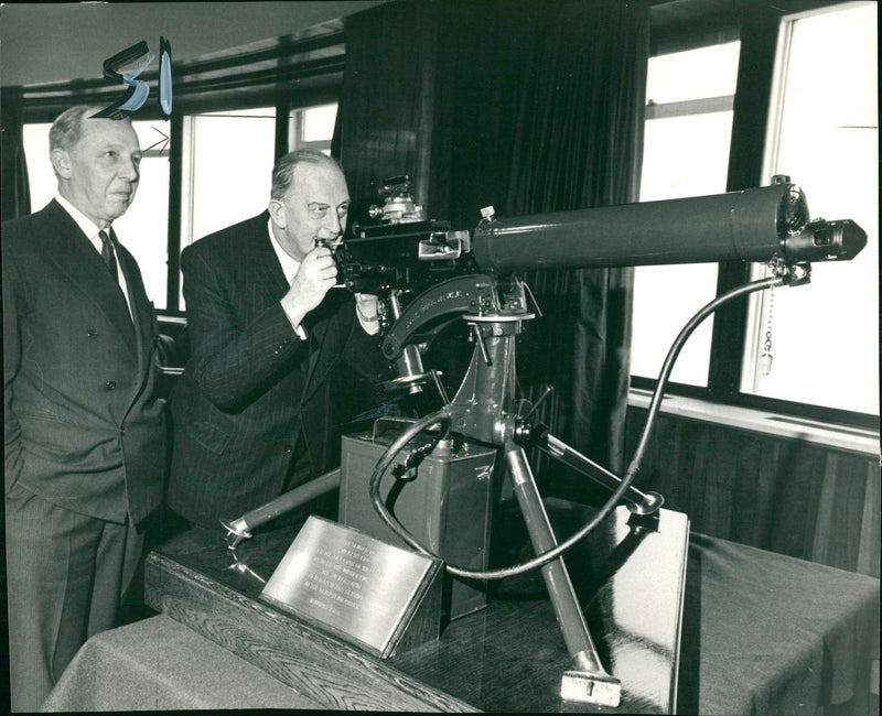 Gun: Vicks Machine Gun: Maj.-Gen. Peter Young. - Vintage Photograph