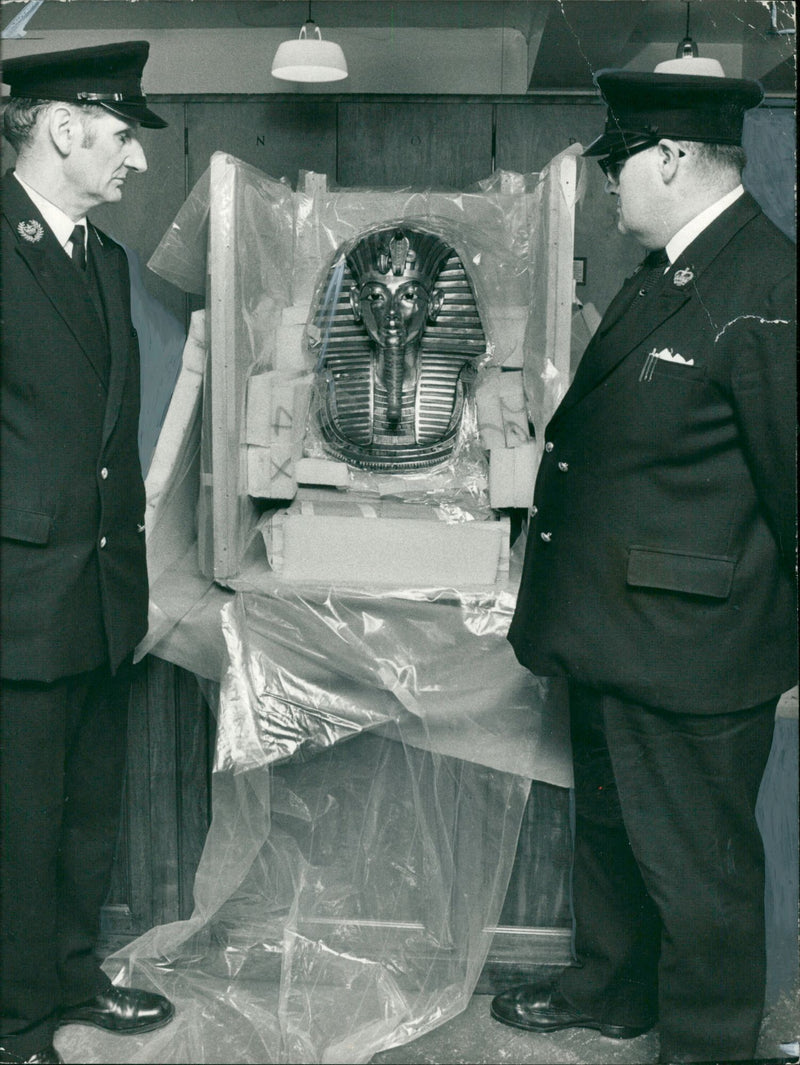 Tutankhamun solid gold death mask - Vintage Photograph