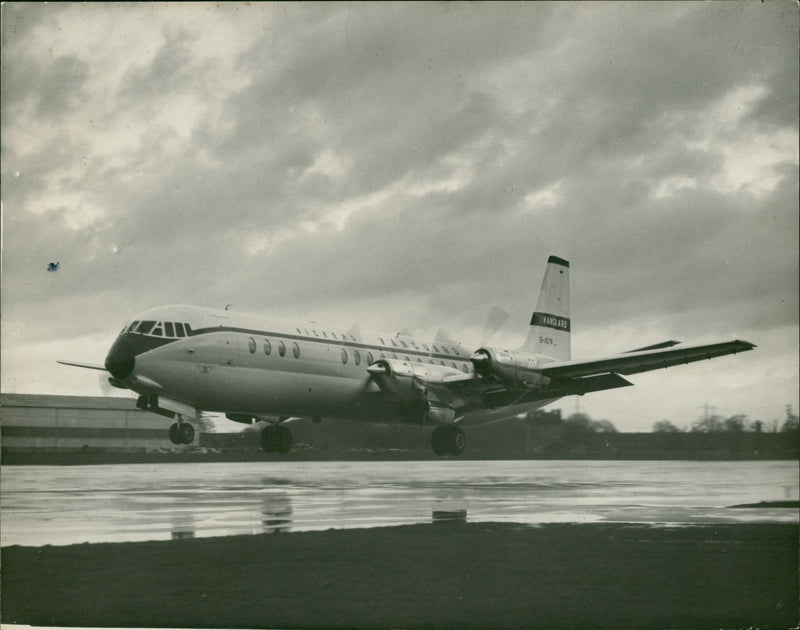 Aircraft: Vickers Vanguard - Vintage Photograph