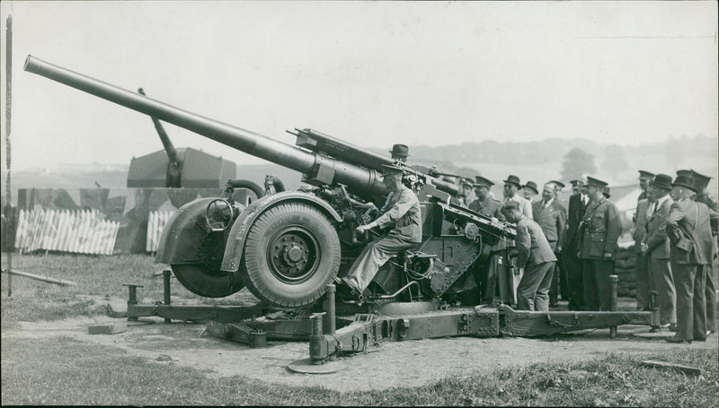 Anti-Aircraft Gun: Lt. Gen. Sir Frederick Pile. - Vintage Photograph