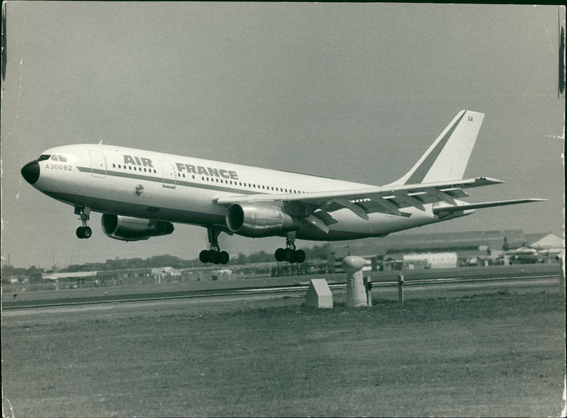 Aircraft: A 300 Airbus - Vintage Photograph