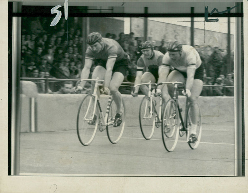 Reg Harris with robin jenkins. - Vintage Photograph