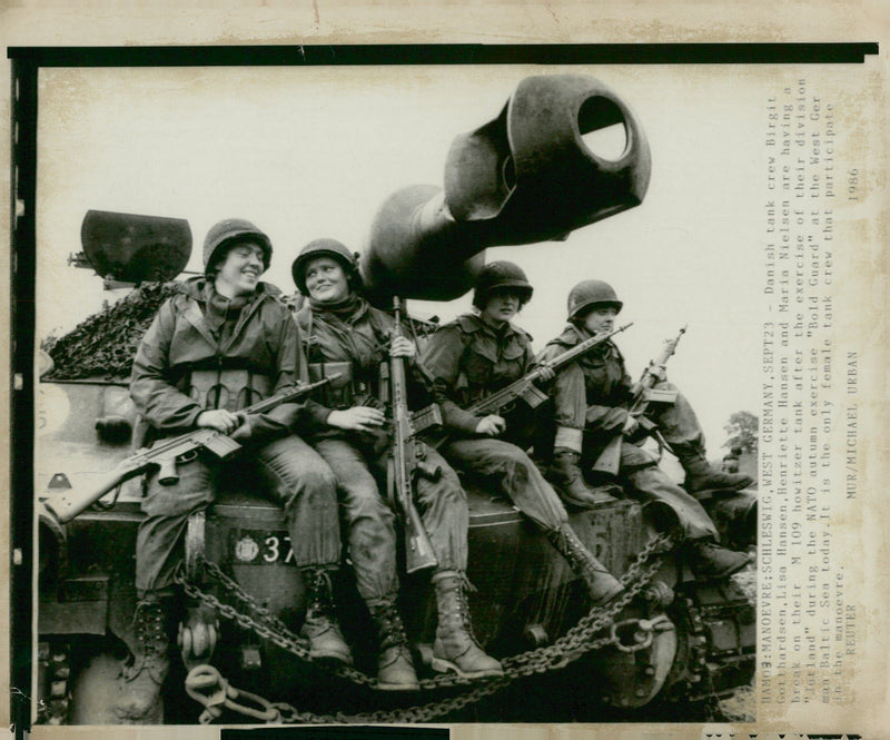 1986 DANISH TANK CREW PARTICIPATE NATO AUT MICHAEL URBAN MARIA NIELSEN SEA - Vintage Photograph