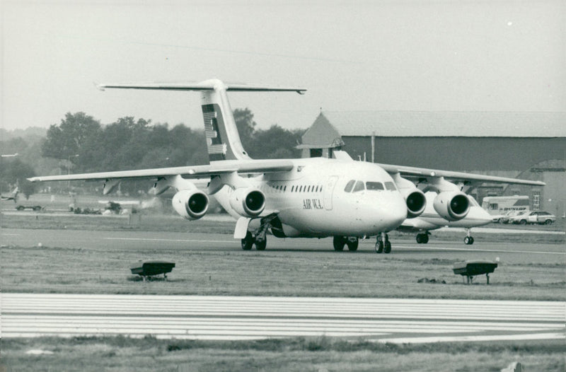 Airlines bae 146-200. - Vintage Photograph