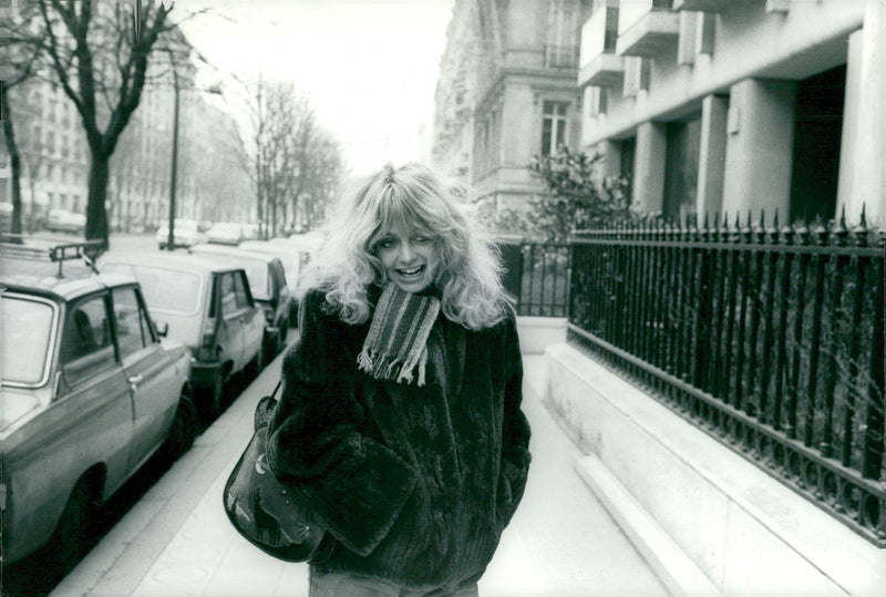 Goldie Hawn walks in Paris on Avenue Montaigne - Vintage Photograph