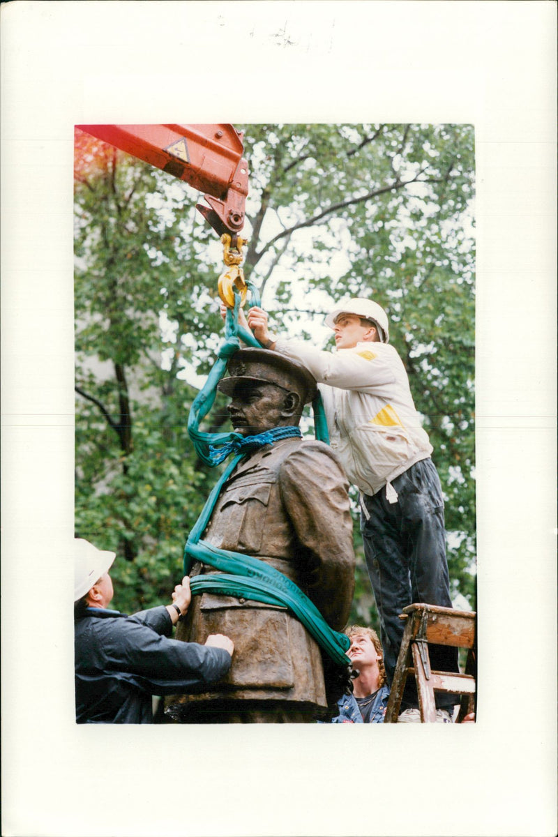 Sir Arthur Harris, 1st Baronet Military commander, Statue of "Bomber Harris" to be unveiled by the Queen Mother with sculpturess Faith Winter, arriving at St. Clements Dane Church, Aldwych, 29.05.1992. - Vintage Photograph