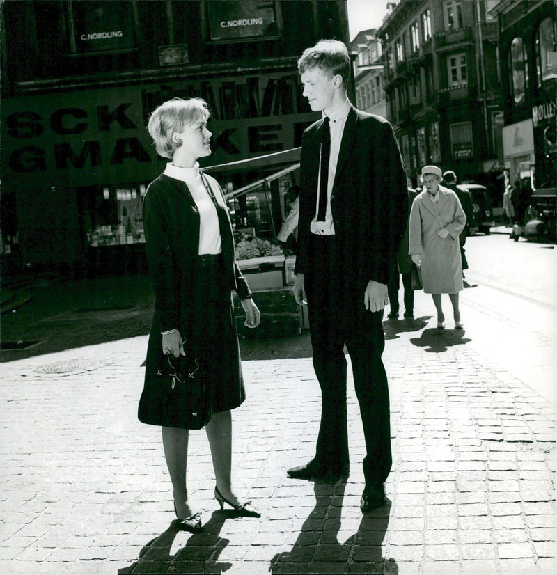 Novellfilm "En dag i Köpenhamn" med Lotte Wæver och Svante Grundberg i skol-TV-programmet "danska" - Vintage Photograph