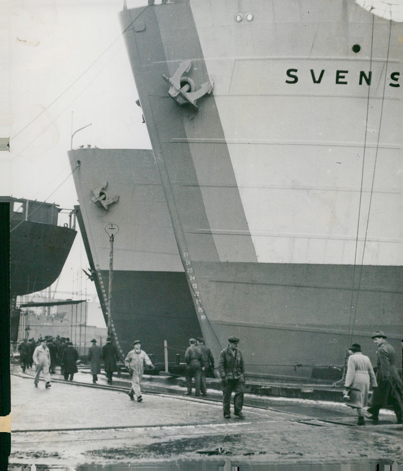 Två Saloon-båtar vid reparationsdockan på Eriksbergs varv - Vintage Photograph