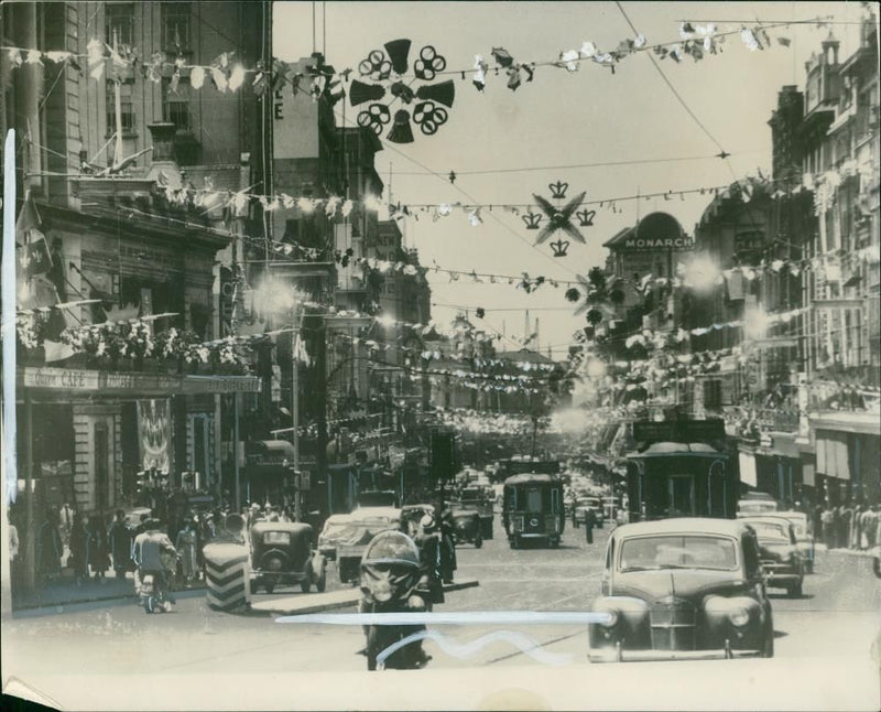 Queen Elizabeth II Tour of Australia. - Vintage Photograph