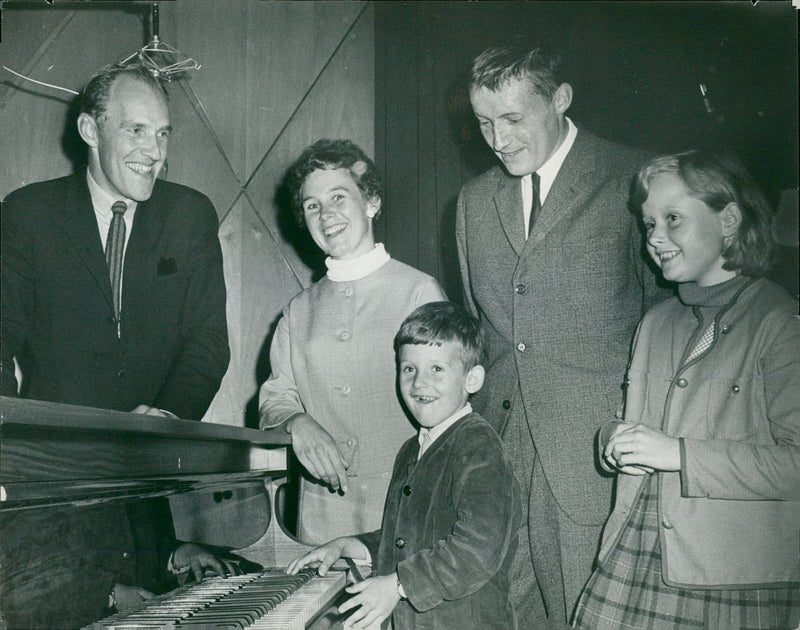 "Four-tone" music contest on TV - Vintage Photograph