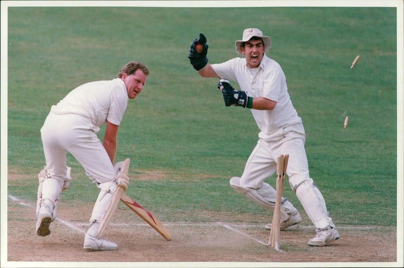 Cricket (1982) game new zealand with mke camm - Vintage Photograph