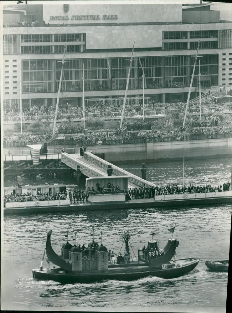 queen reviews river pageant - Vintage Photograph