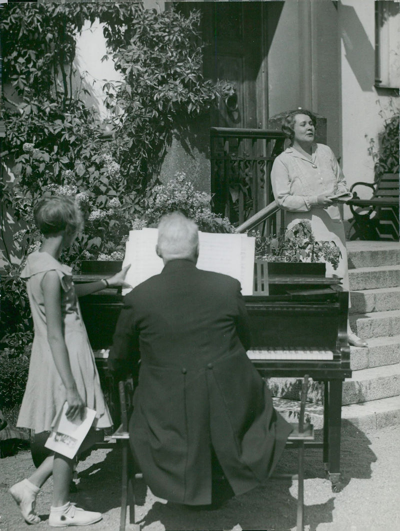 JUBILEUM HOSTSOL SOARE CABARET CONCERT HALLS SWEDEN STALIN - Vintage Photograph