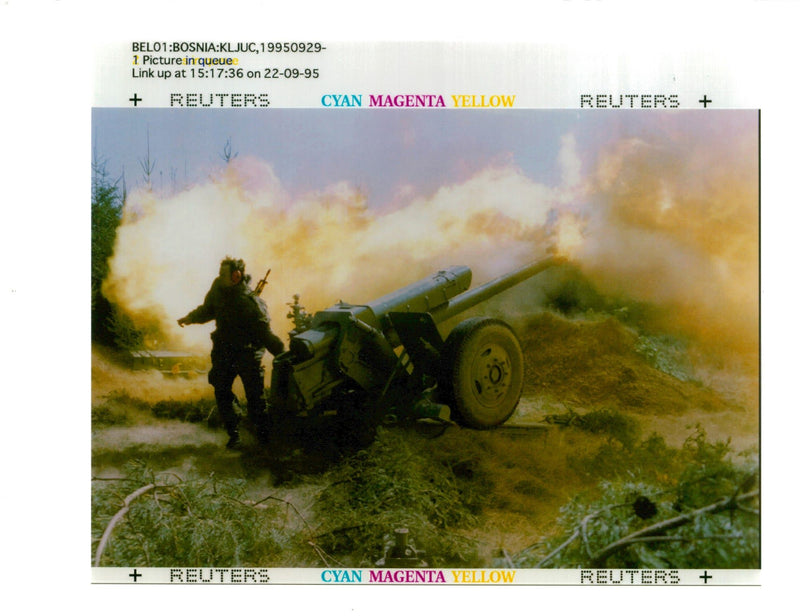 1995 BOSNIAN SERB SOLDIER FIRES HOWITZER DURI RANKO CUKOVIC WRITER COUNTRY - Vintage Photograph