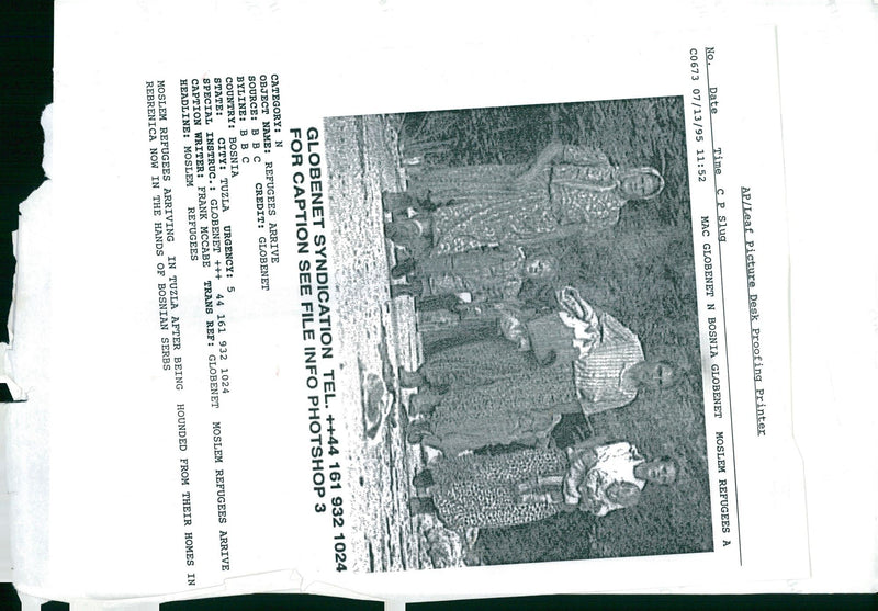 1995 MOSLEM REFUGEES ARRIVE SOURCE BBC CREDIT GLOBENET BYLINE WRITER COUNTRY - Vintage Photograph