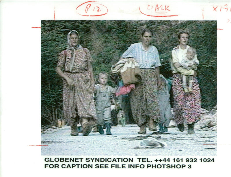 1995 MOSLEM REFUGEES ARRIVE SOURCE BBC CREDIT GLOBENET BYLINE WRITER COUNTRY - Vintage Photograph