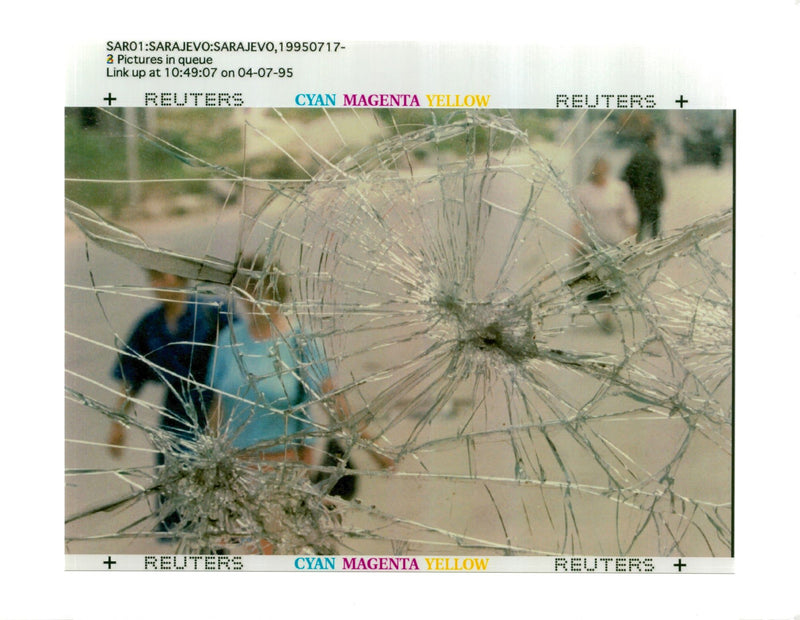 1995 SARAJEVANS PASS ANTI SNIPING LASZLO BALOGH WRITER CAPITAL COUNTRY - Vintage Photograph