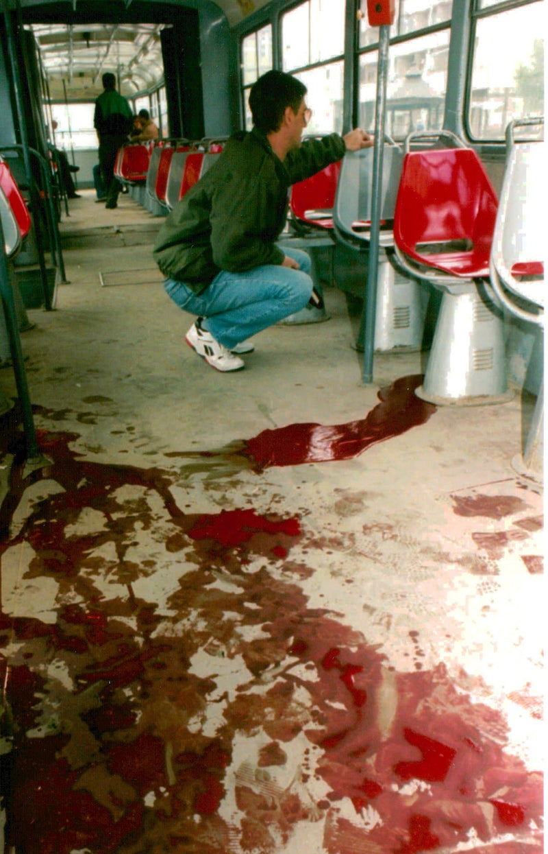 1994 PEOPLE WERE WOUNDED THREE RIKARD LARMA TITLE WRITER DRIVER COUNTRY - Vintage Photograph