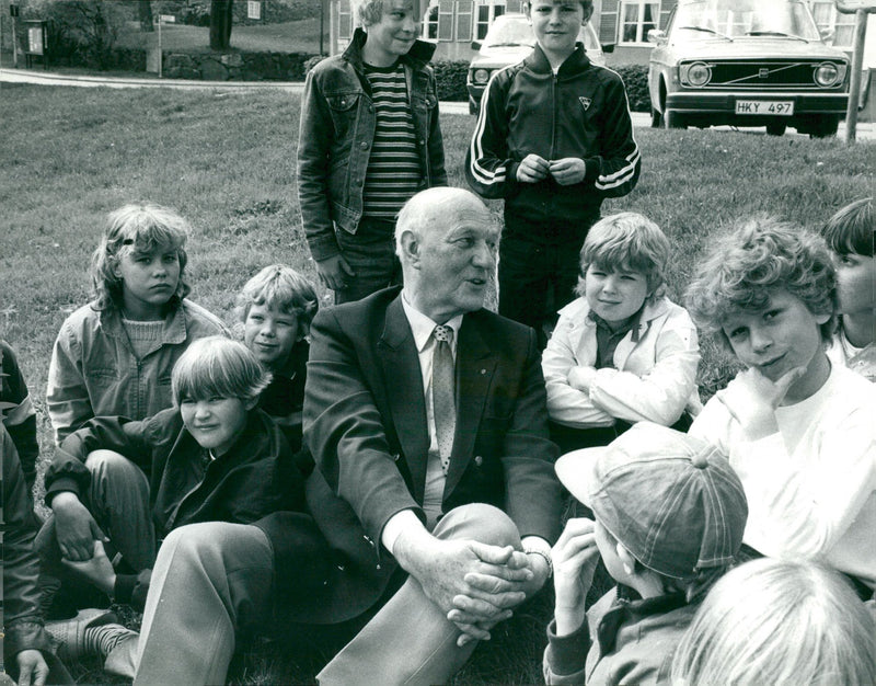 STENER HAS CONTINUE YOUNG YOU GRASMATTON SCHOOL STUDENTS - Vintage Photograph