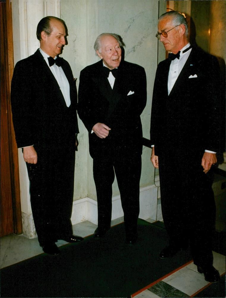 Swedish writer Alf Henriksson and Jarl Kulle at Speaker Ingegers Trodesson's dinner. - Vintage Photograph