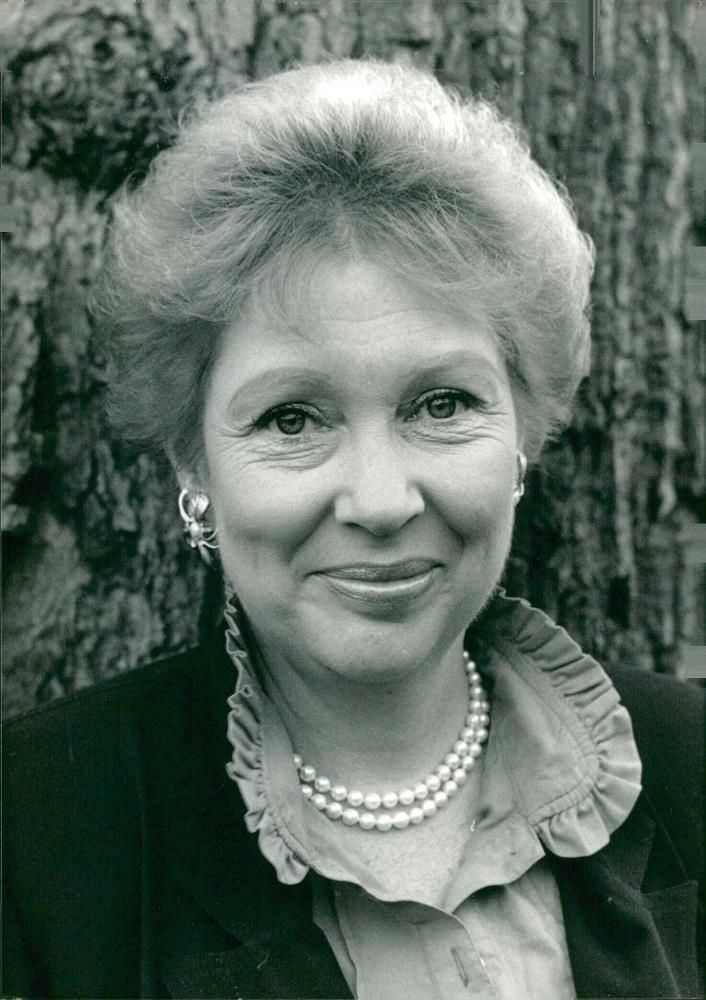 Elizabeth Harwood. - Vintage Photograph