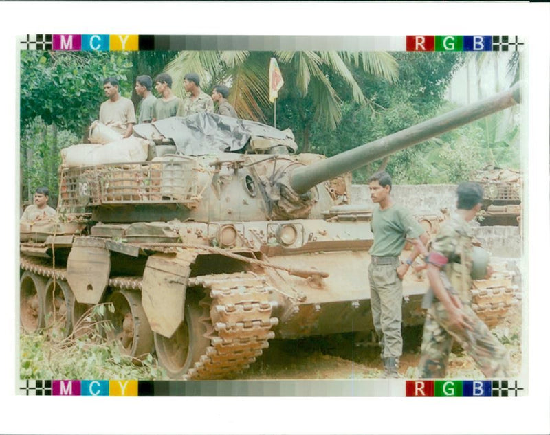 Sri Lankan Soldier Prepare A Tank. - Vintage Photograph