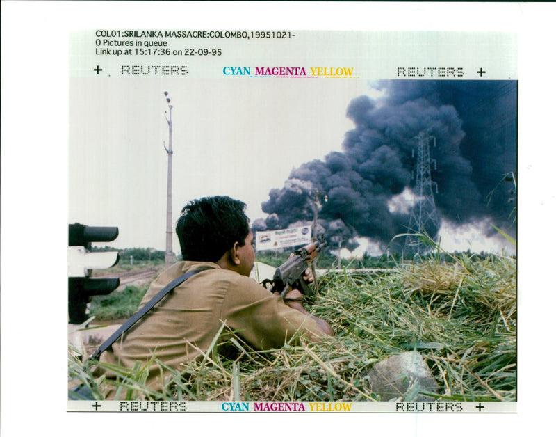 1995 SRI LANKAN POLICEMAN OCTOBER IMS HIS RIFLE ANURUD DHA WRITER COUNTRY - Vintage Photograph