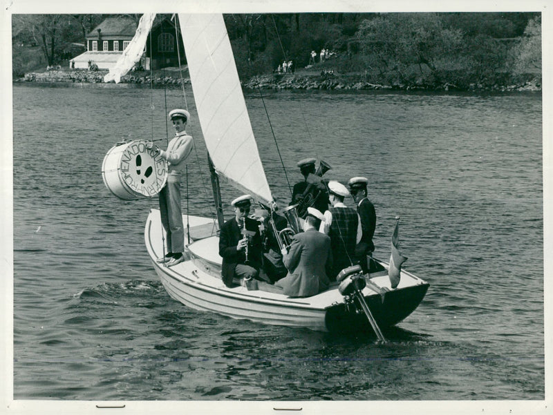 Queen Juliana in Stockholm. From a sailboat on the stream, the Dutch guests were raised with music - Vintage Photograph