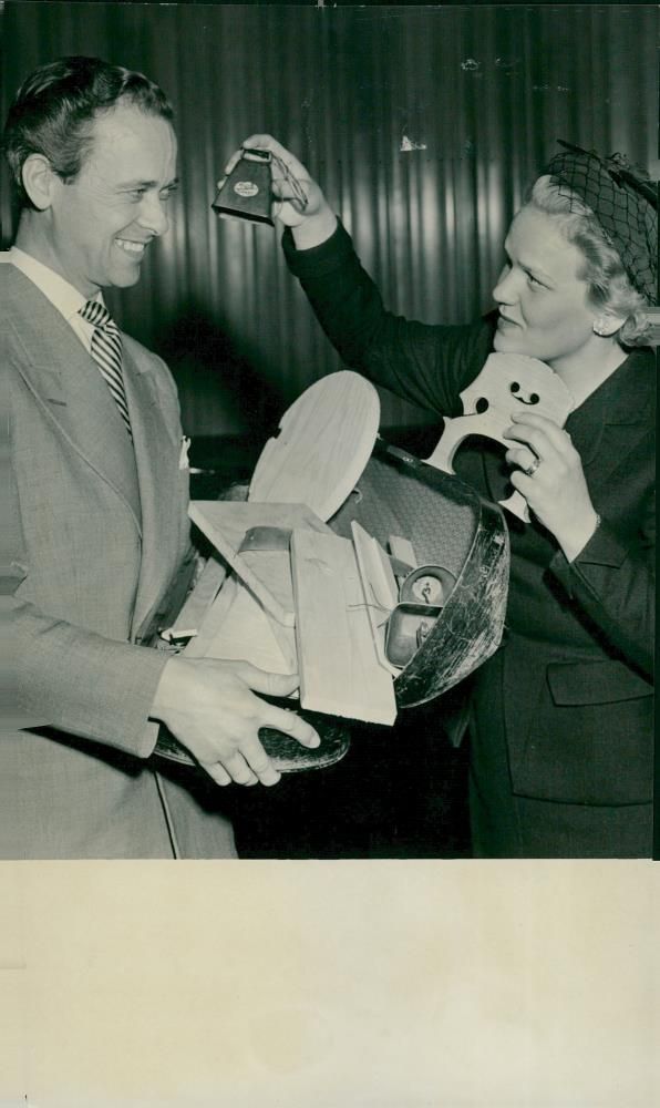 BjÃ¶rling and his spouse study the pinals that will be musical instruments - Vintage Photograph