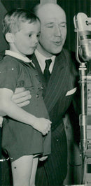 Five-year-old Magnus Wickman sings alone signature - Vintage Photograph