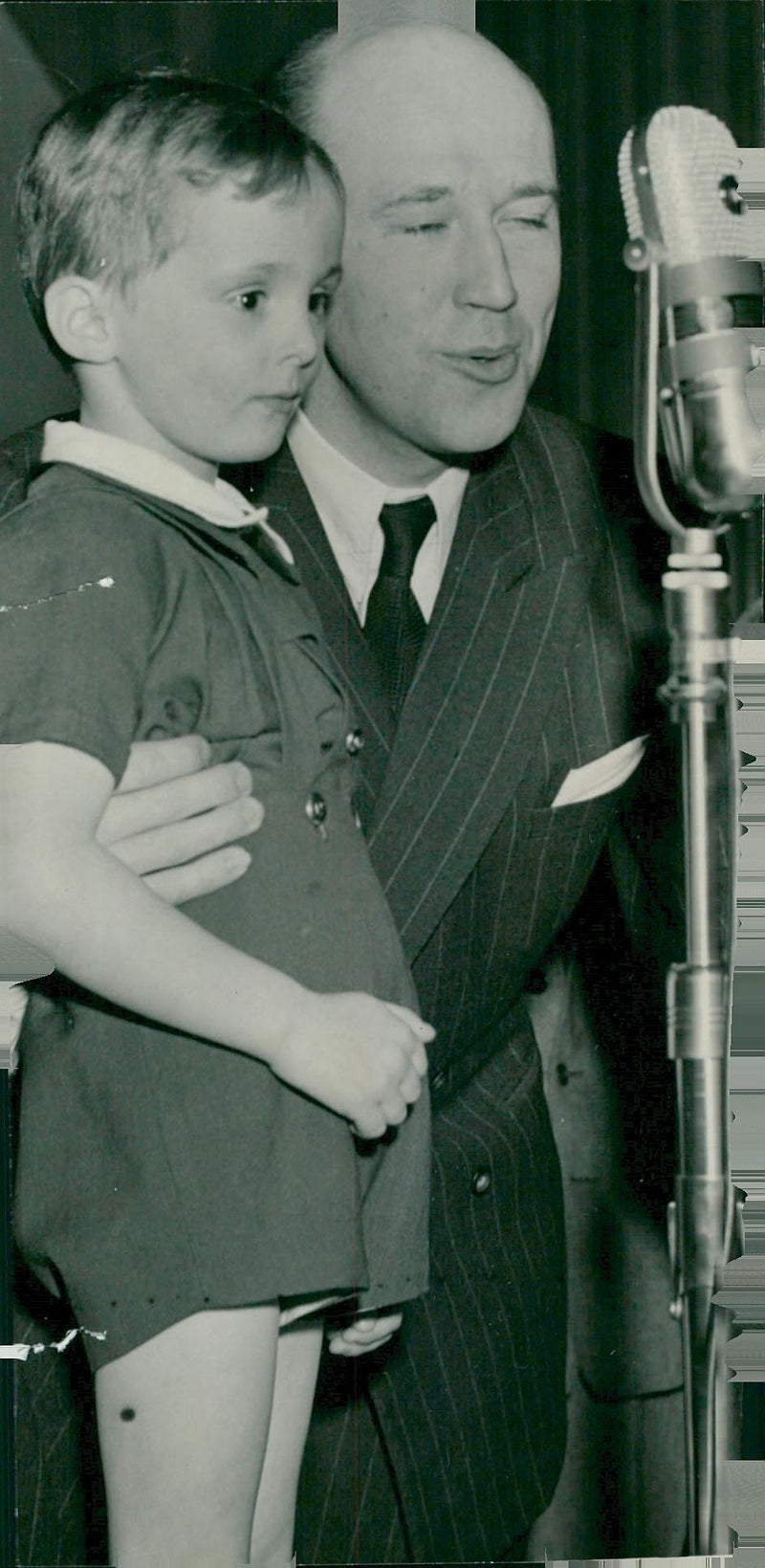 Five-year-old Magnus Wickman sings alone signature - Vintage Photograph